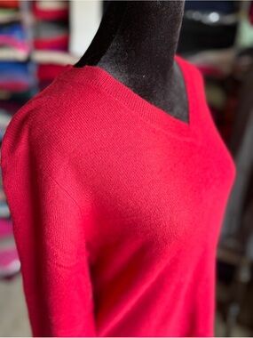 Classic V-Neck Women's Cashmere Sweater in Red, Roomy M